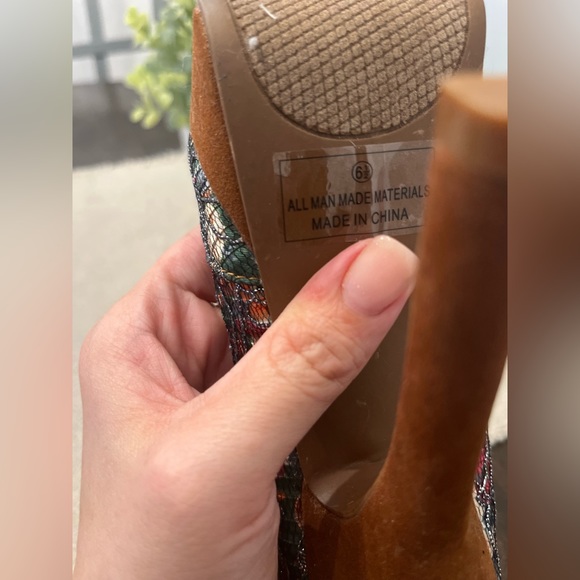 Cute Alba pattern Heels with peep toe and brown bow accent. size 6.5 - Picture 2 of 6